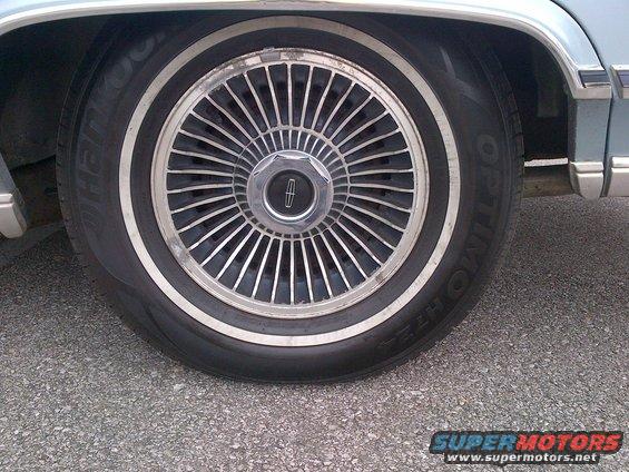Close-up of a Lincoln wheel with a thin white stripe on the tire