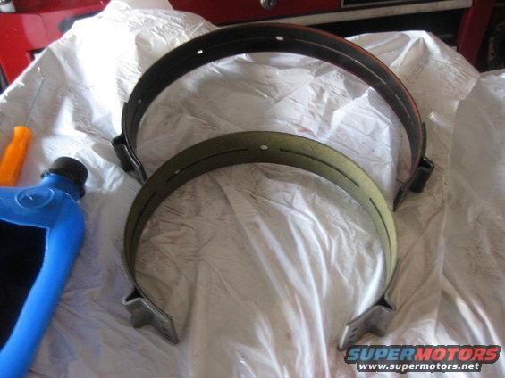 img_0677.jpg Old and new overdrive bands. Note the burnt band. The new one is coated with ATF just like the friction disks.