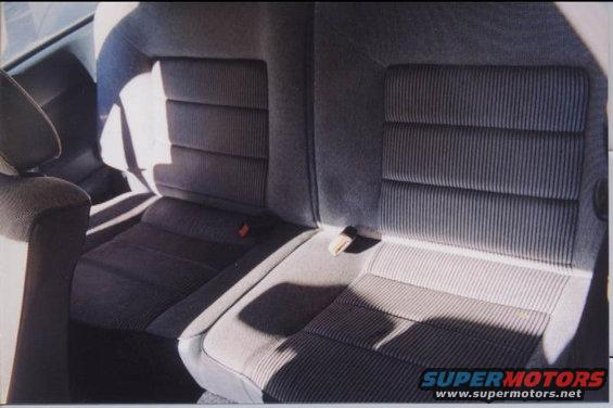 Gray striped rear seats with red seatbelt buckle