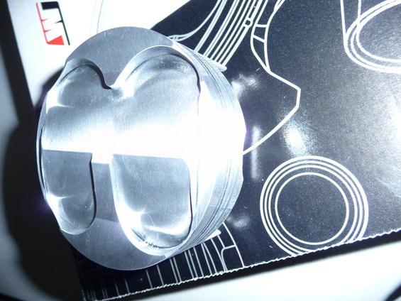 Wiseco piston with diagram on packaging