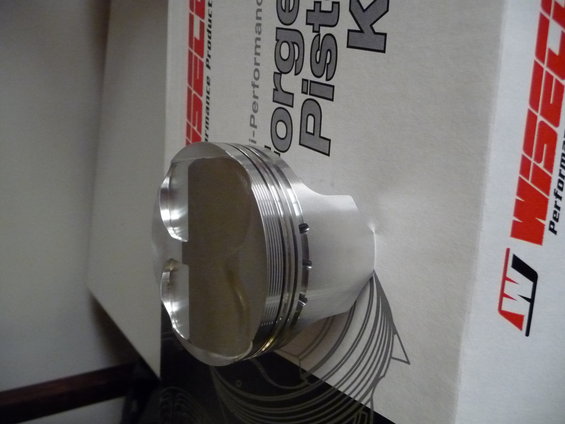 Forged Wiseco piston with 11.5:1 compression ratio markings on a white box