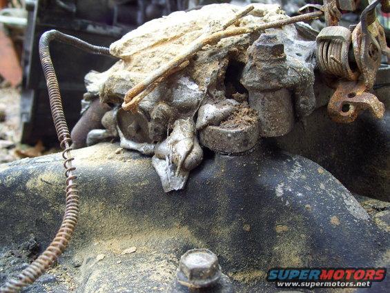 100_1698.jpg close up of the carb that looked like mud, all it needs is a dunk in some cleaner, a kit and its ready to roll. NOT!