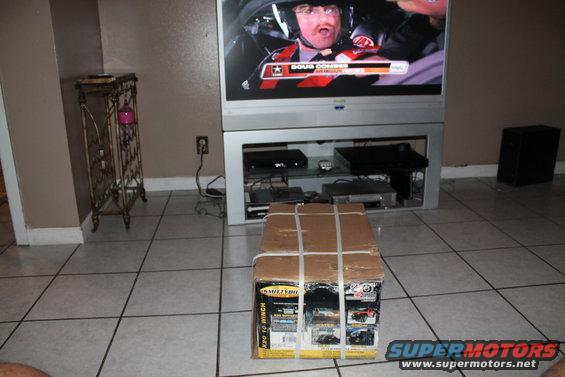 Cardboard box showing packaging for a "Superwinch" X90 to winch, with product images