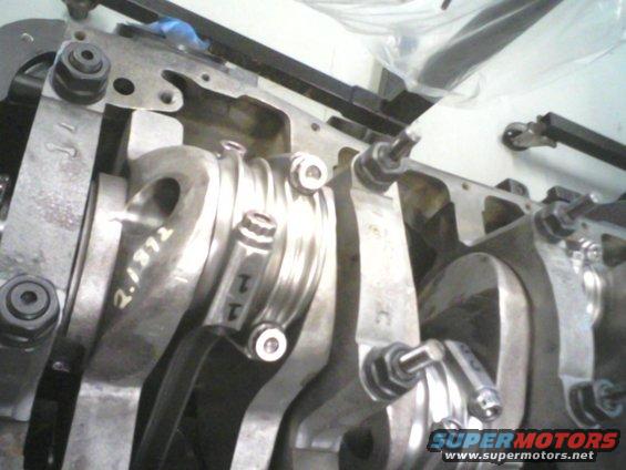 Engine crankshaft with connecting rods attached. Text '2.872' is visible on one of the rods