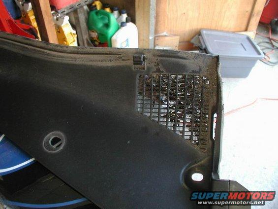 Black cowl deflector with grille detail