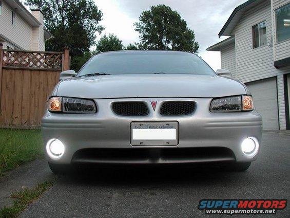 Silver 2002 Pontiac Grand Prix front view with fog lights on
