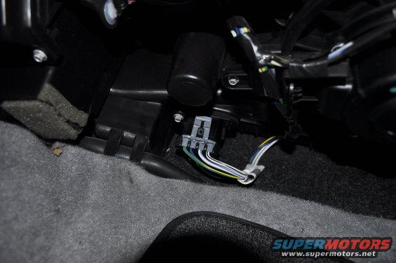 Blower motor connector with multi-colored wires