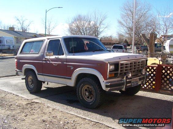 1981 Ford Bronco, two-tone red and white, 3q-front view