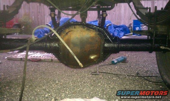 Rear axle differential with black coating and leaf springs above