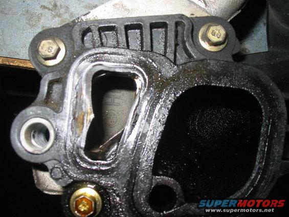 here you can clearly see the cracks on the left hand side of the coolant passage.