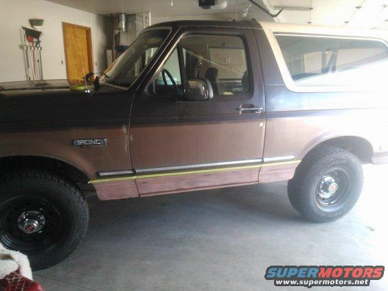 1992 Ford Bronco side profile, showing two-tone paint and trim