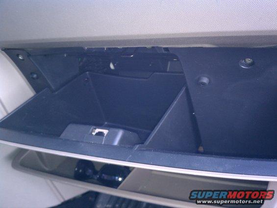 2004 Nissan Quest open glove box interior
