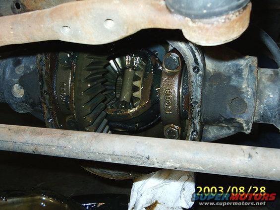 bronco-gears-001.jpg Take diff cover off and remove axle shafts