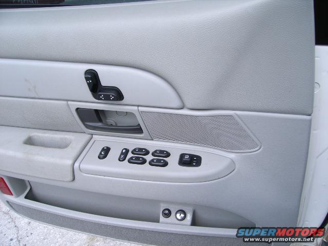 2003 Ford Crown Victoria photo