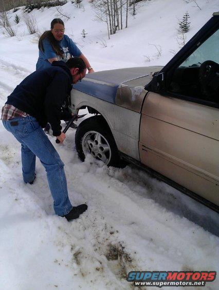 1991 Land Rover Range Rover stuck in snow, people trying to push it free