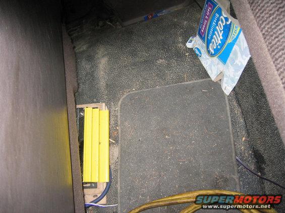 amp2.jpg Amp Fits nice under front bench seat