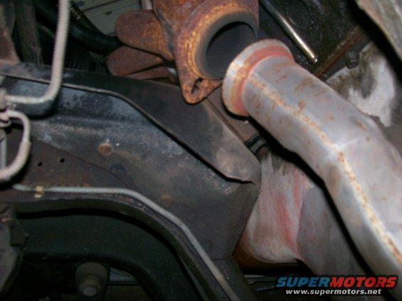 Exhaust manifold and pipe connection with red marking