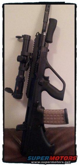 Assault rifle with scope and foregrip, tan magazine