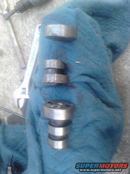 p82a0020.jpg broken parts of camshaft. main section still in block. this is what was in the pan