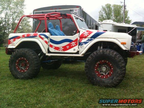 White off-road SUV with red roll cage and skull decals