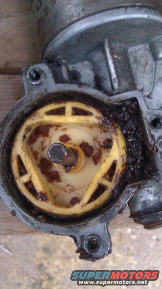 imag0788.jpg Opened it up to check the gears and found this. Plastic pieces everywhere. Should be 3 bushing type plastic that helps spin the outer plastic gear. 