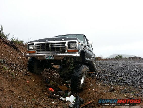 1979 Ford Bronco 3q-front view, black, lifted, off-roading