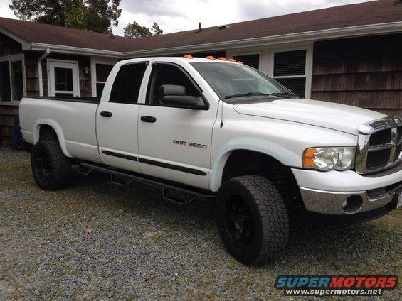 dodgeramblack-wheels-white-fender-flares.jpg 