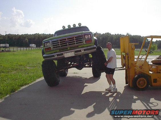 misc-bronco-005.jpg lifting front to check travel