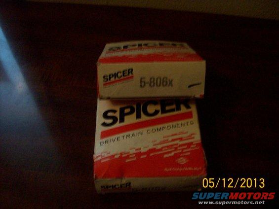 Two stacked Spicer drivetrain component boxes, one labeled 5-806x