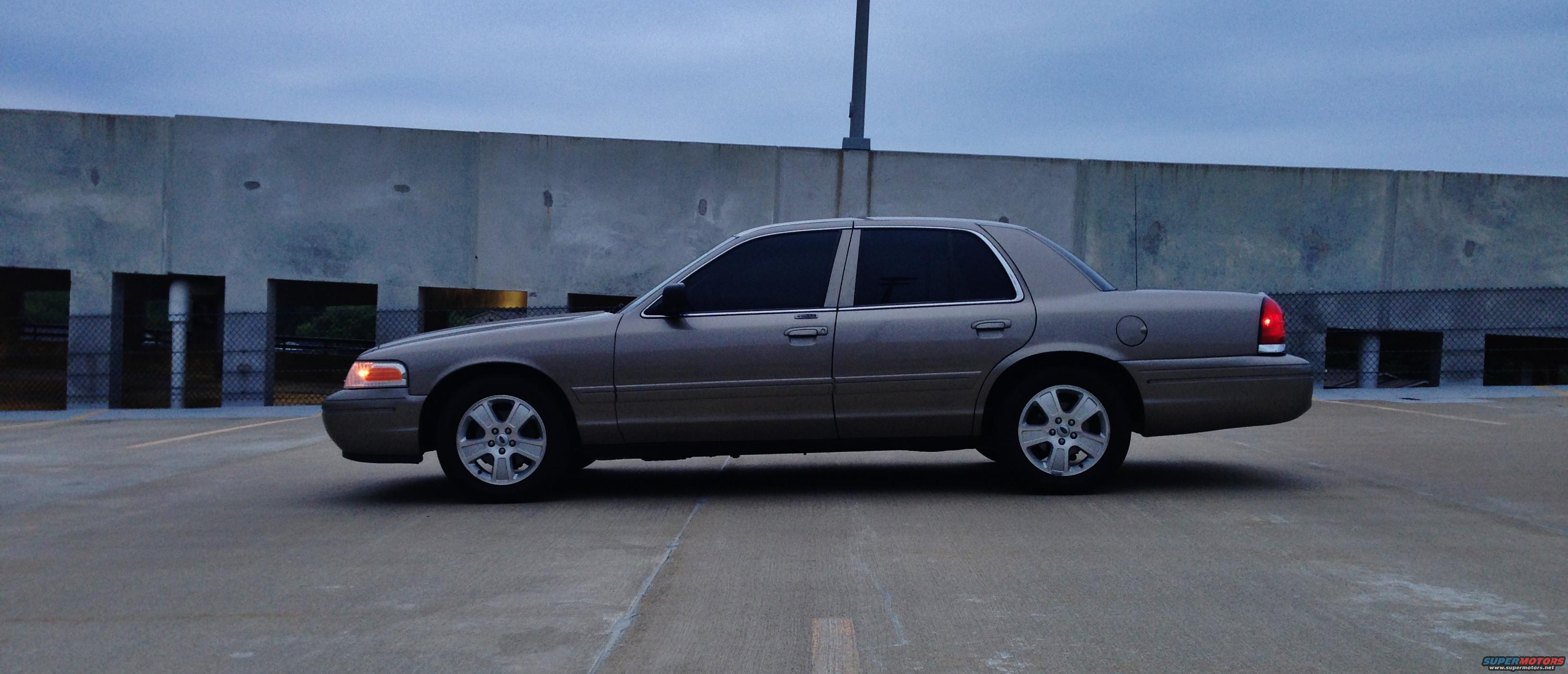2005 Ford Crown Victoria photo