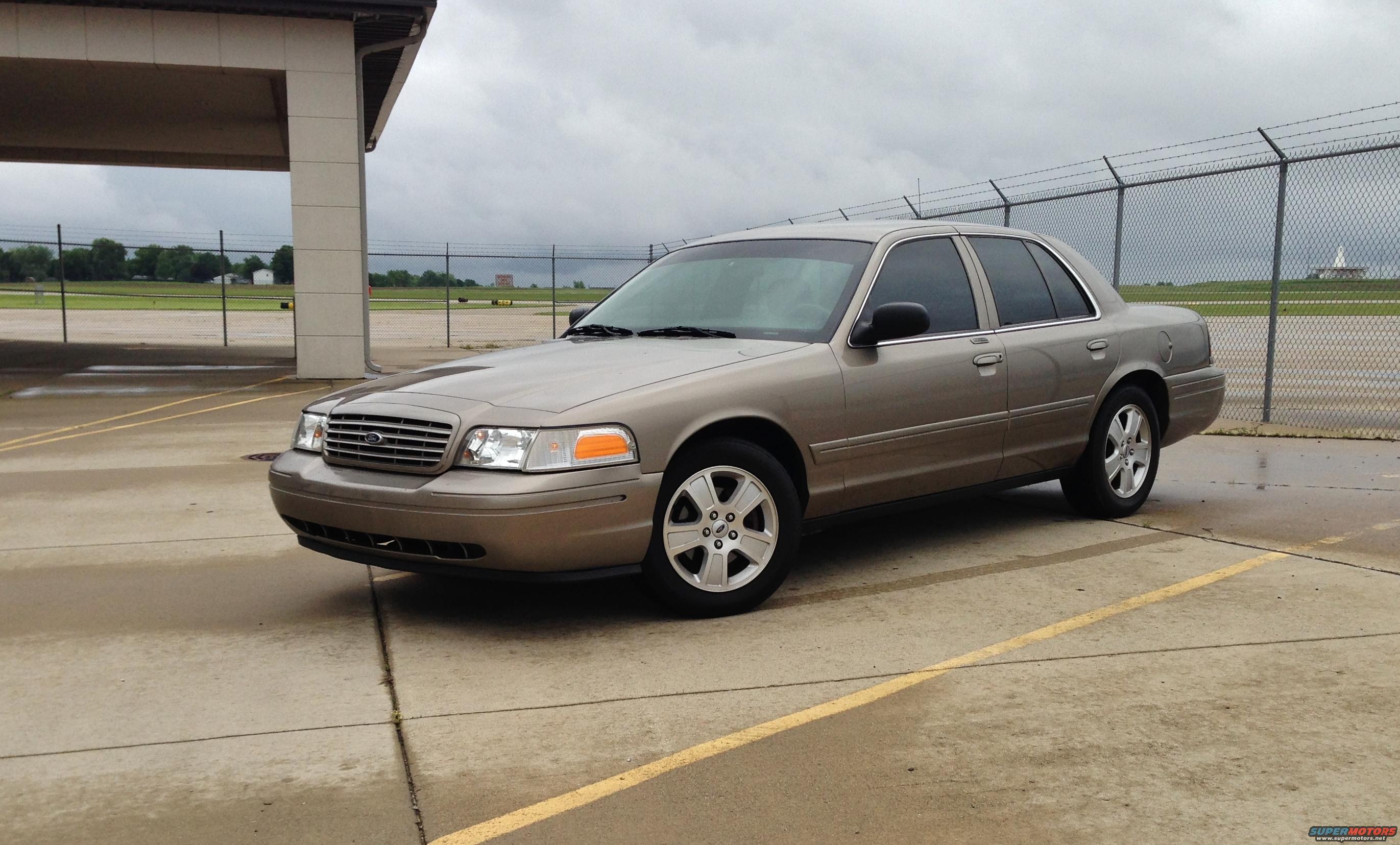 2005 Ford Crown Victoria photo
