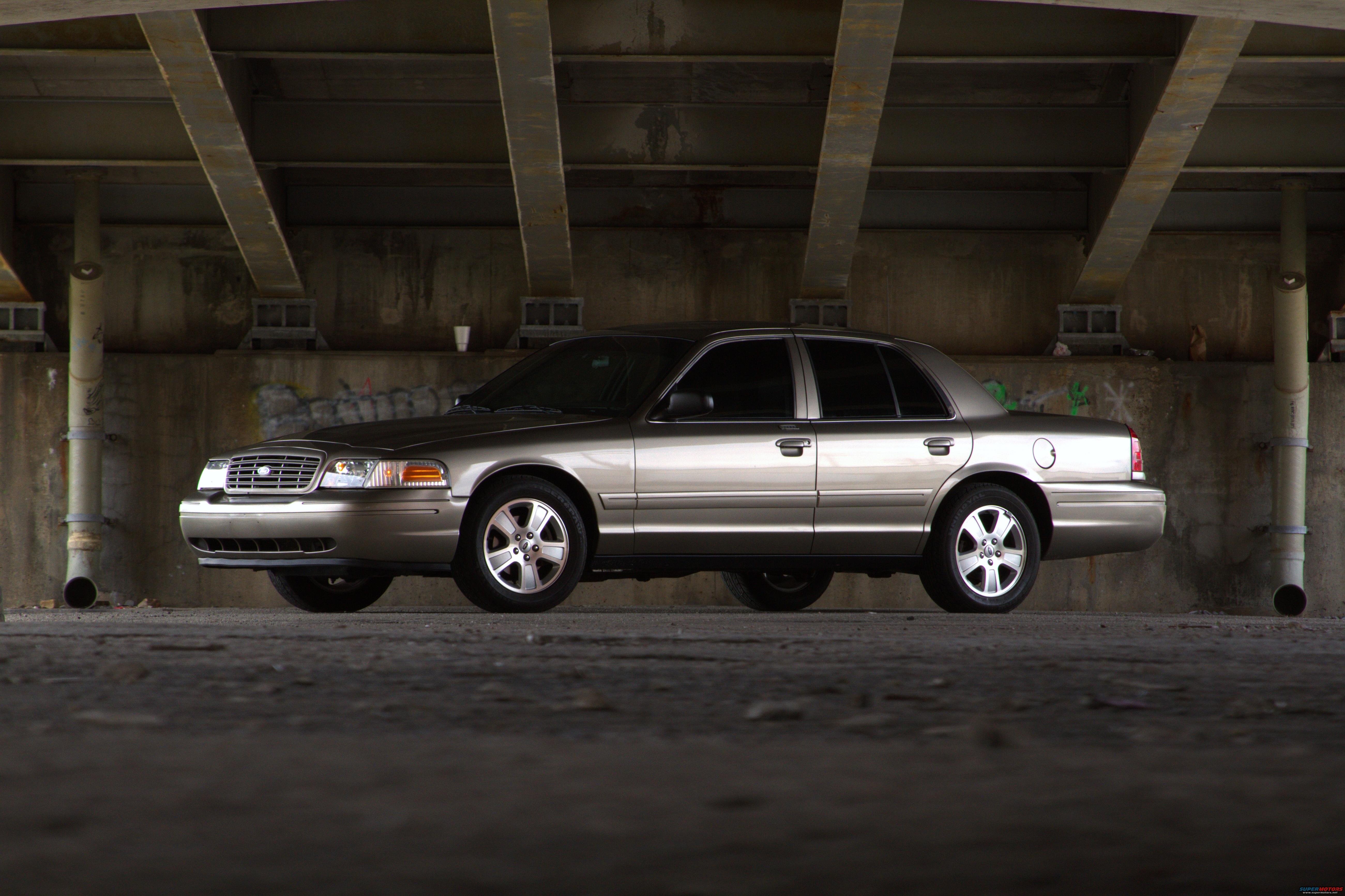2005 Ford Crown Victoria photo