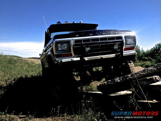 1979 Ford Bronco 3q-front view, black, off-roading