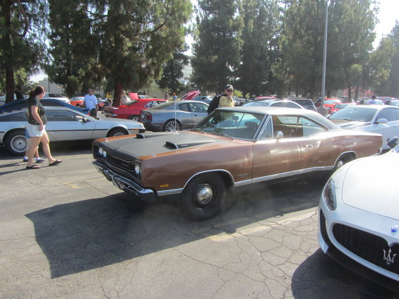 Brown 1969 Dodge Coronet with hood scoops, 3/4 front view