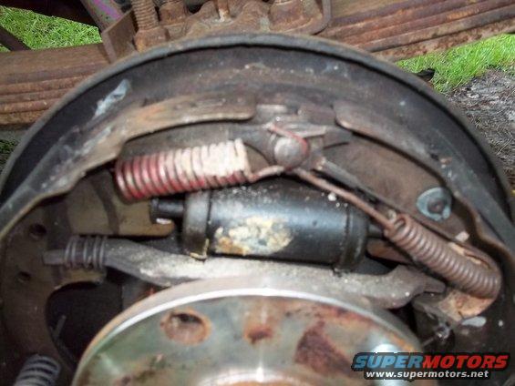 114_1986.jpg Wheel Cylinder Driver Side 