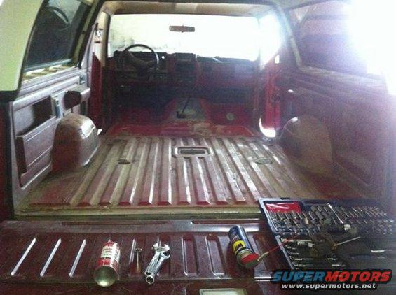 1985-bronco-good-cab.jpg Stripping the 1985 Doner Bronco Cab.  $850 for the whole truck at a salvage.