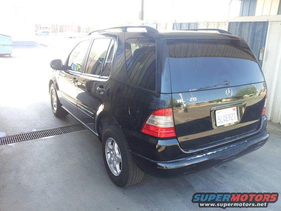 Rear view of black 2000 Mercedes-Benz ML-Class with license plate 5LQ E927