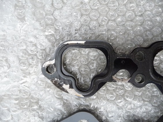 p1050697.jpg Outlaw thermal spacer overlaid with a used KL-ZE inlet manifold gasket