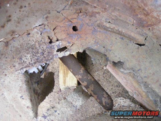 Rusted frame section with wooden support and visible Supermotors.net watermark