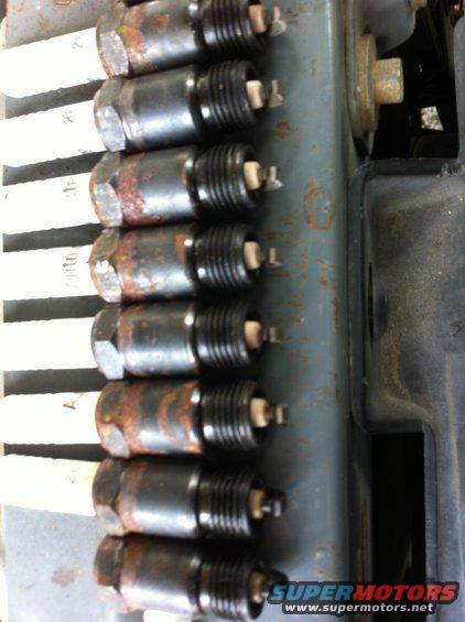 872013-004.jpg Spark plugs, all of them looked good but 3 and 4 had a darker color and slight sheen to them. 