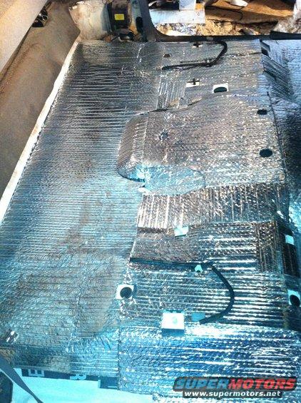 Interior floor insulation in a vehicle