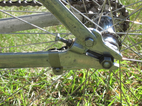 bicycle rear drop out with chain and spokes