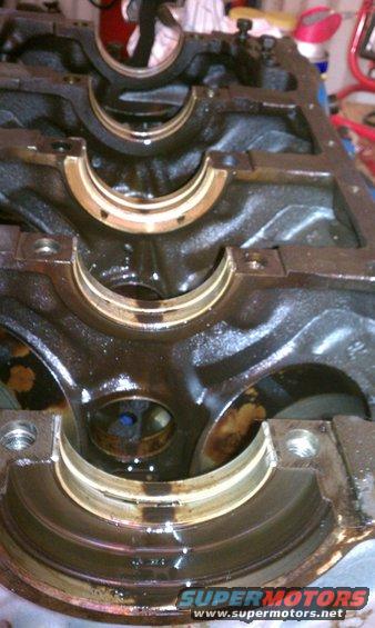 Engine block with crankshaft bearings