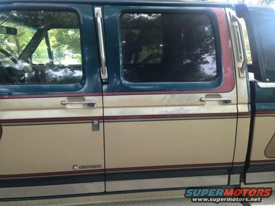 1986 Ford Bronco side view, two-tone paint with cream and dark green