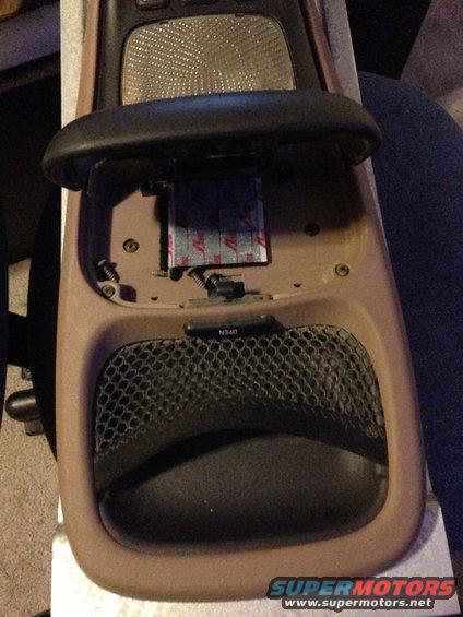 img_1169.jpg Pulled from a 1995 Bronco Eddie Bauer. Good shape, no nicks, dings or cracks. All mounting hardware is included.