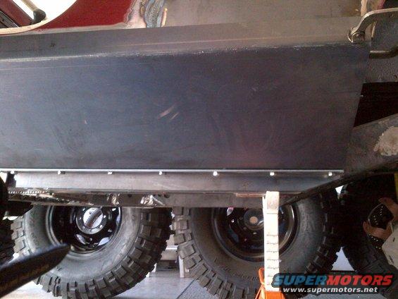 Vehicle underbody with large tires and jack stands