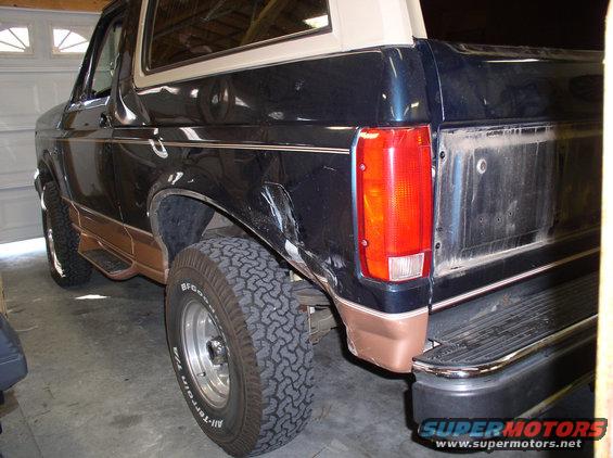 p1010025.jpg pulled all the fenderwell trim.