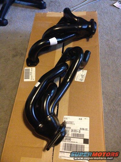 img_1218.jpg Summit Racing shorty headers. They are made by Pace Setter.