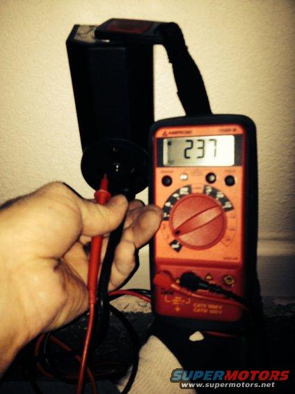 both-power-wires-tested.jpg Kobalt Hausfeld 3.7 hp 60 gallon compressor wiring and plumbing - testing the two hot wires