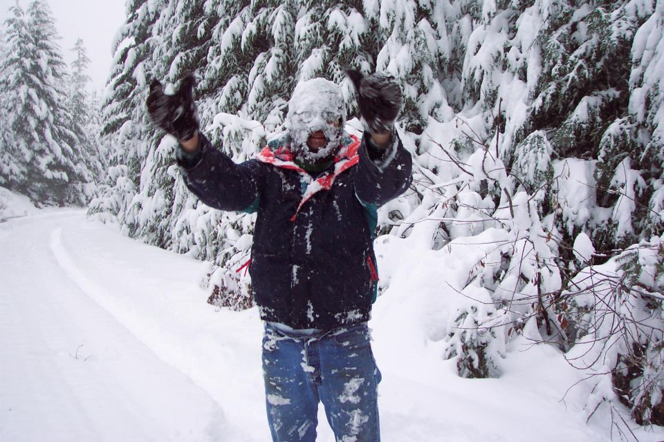 Rochelle wanted to get back at Jim for throwing her down in the snow, so we tackeld the big bad smokey bear.  (12/27/2003)